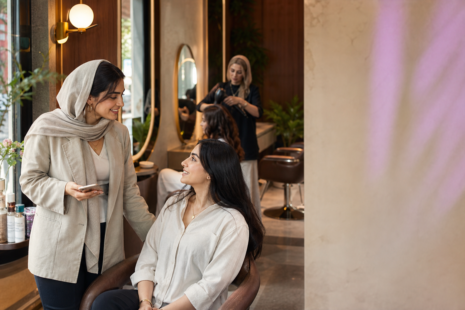 مدیر سالن زیبایی در کنار مشتری